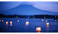 大石公園から見る富士山と灯篭流しの様子